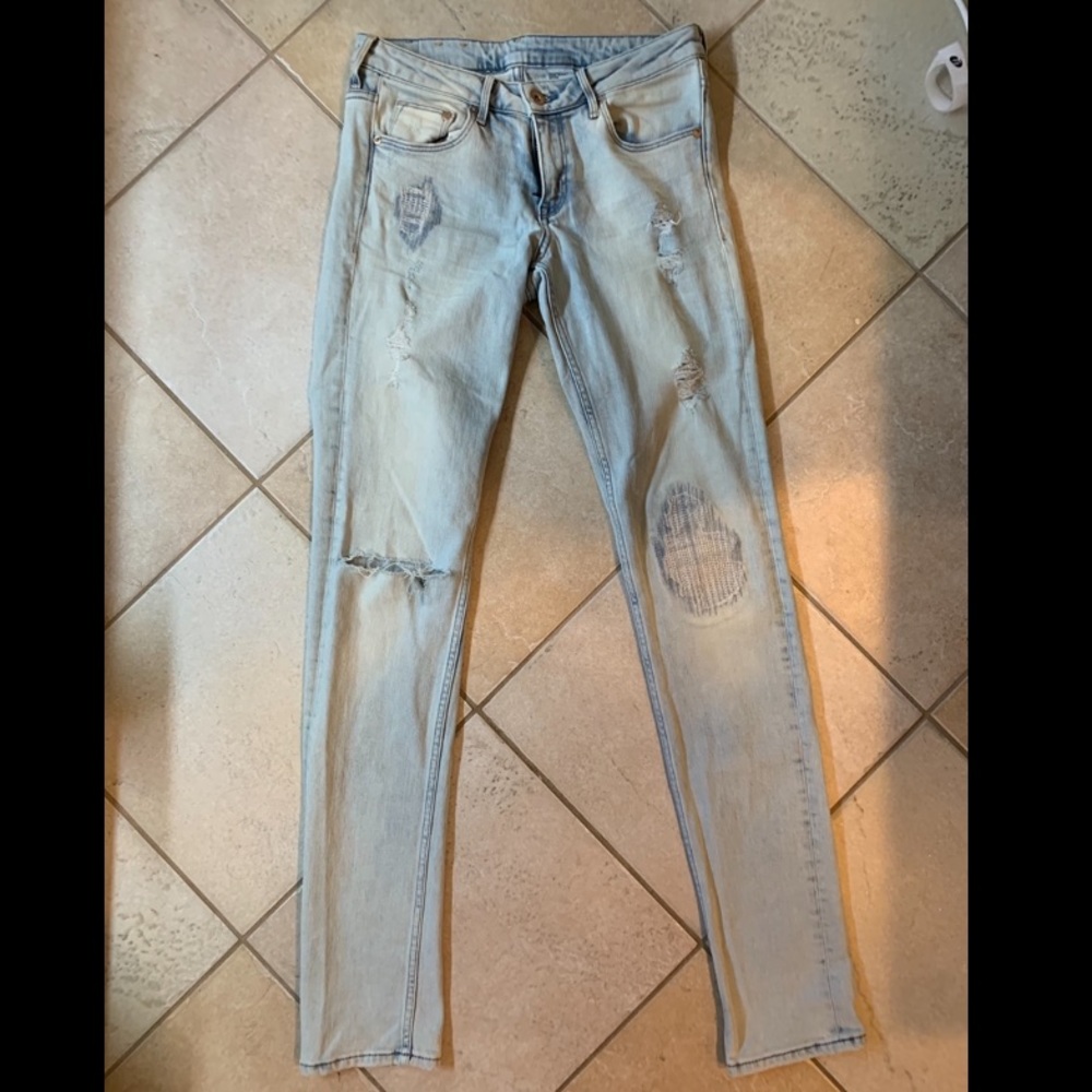 Distressed skinny jeans